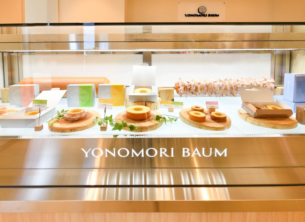 商品ケースに並ぶYONOMORI BAUM